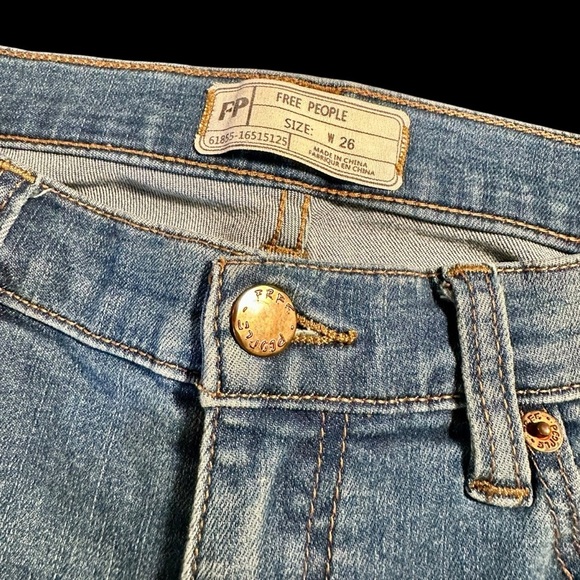 Free People ‘Great Heights’ Frayed Hem Skinny Jeans in Medium Wash Blue Size 26 - Picture 5 of 14